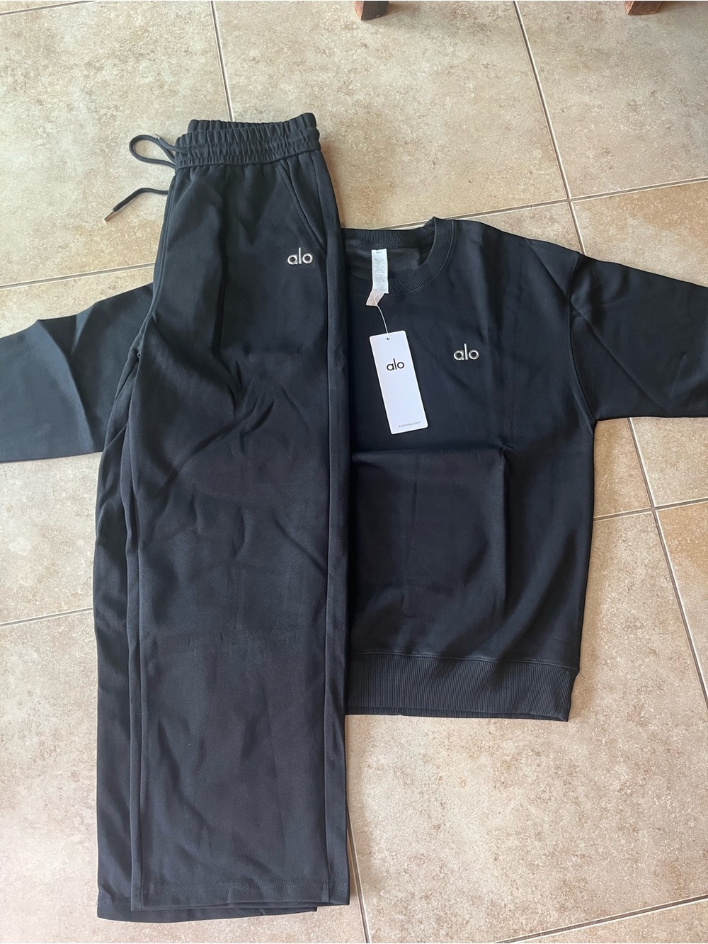 ALO Yoga Black Crew Sweatshirt and Joggers Set